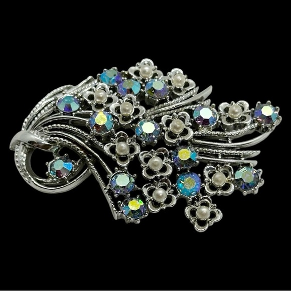 Vintage Signed Pegasus Coro AB and Faux Pearl Floral Brooch - Picture 4 of 9